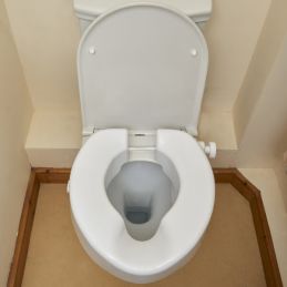 Unifix-fitted-on-toilet-seat_square-600x600